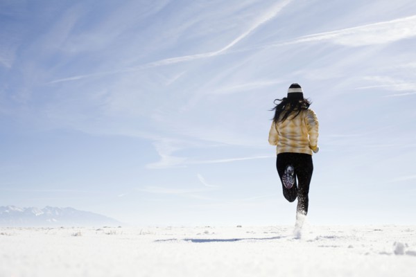 Woman running on snow. Colorado, USA.
Photo : Maisie Paterson