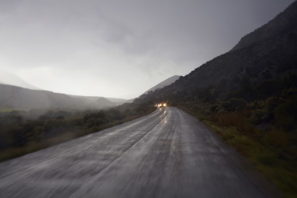 Car lights on wet, foggy, mountain road. Colorado, USA.
Photo : Kelly