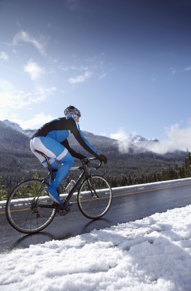 Man riding bike in winter mountains. British Columbia, Canada.
Photo : Kelly