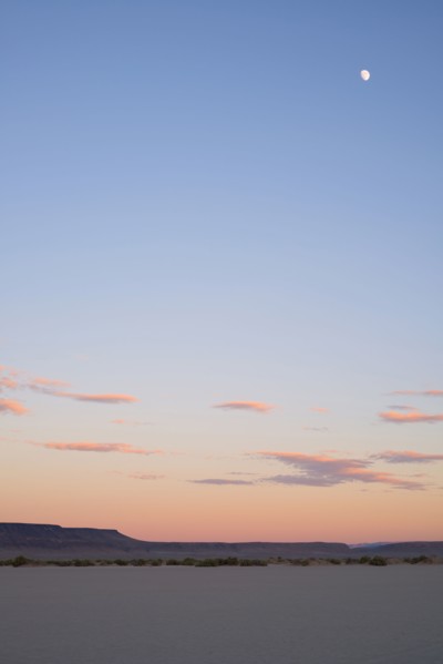 Dusk over desert. Alvord Desert, Oregon, USA.
Photo : Gary Weathers