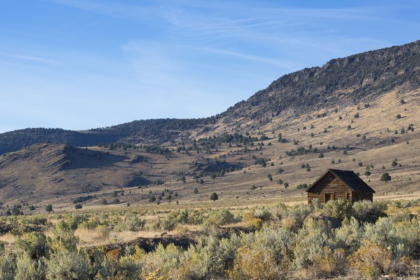 Wooden hut on prairie, Steen's Mountain. Steen's Mountain, Oregon, USA.
Photo : Gary Weathers