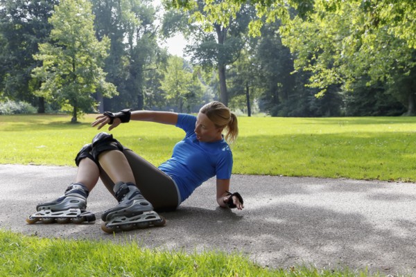 Woman roller skating in park. Netherlands.
Photo : Mark de Leeuw