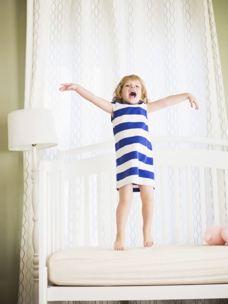Girl (4-5) jumping on sofa.
Photo : Jessica Peterson
