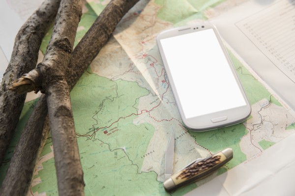 Studio Shot of mobile phone on map.
Photo : Jamie Grill