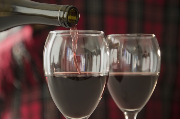 Studio Shot of pouring red wine into wine glasses.
Photo : Jamie Grill