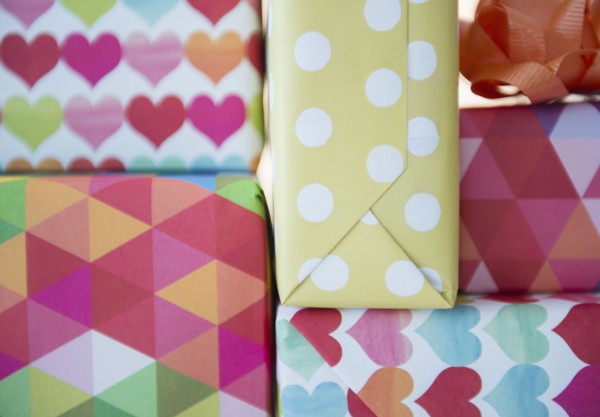 Studio Shot of colorful presents.
Photo : Jamie Grill