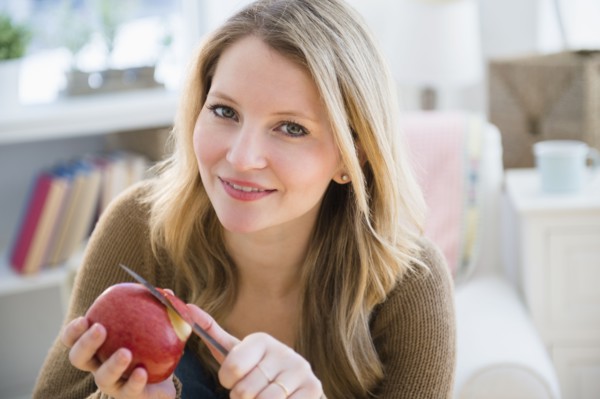 Woman peeling apple.
Photo : Jamie Grill
