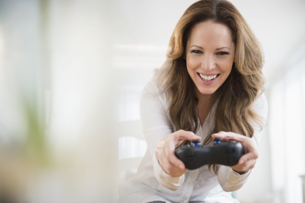 Woman playing video game.
Photo : Jamie Grill