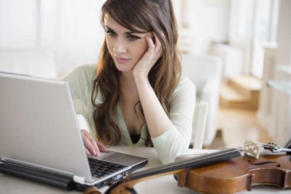 Young woman with laptop.
Photo : Jamie Grill