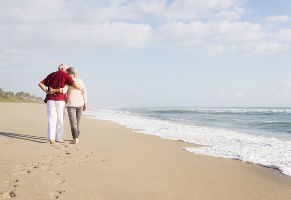 Senior couple walking on beach.
Photo : Daniel Grill