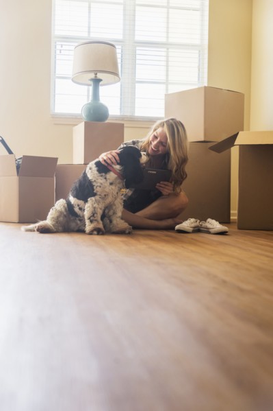 Young woman with dog in their new house.
Photo : Daniel Grill