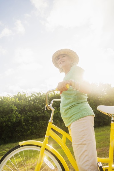 Senior woman on bike.
Photo : Daniel Grill