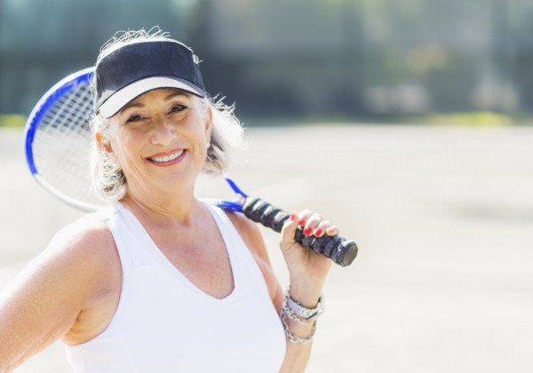 Portrait of senior woman on tennis court.
Photo : Daniel Grill