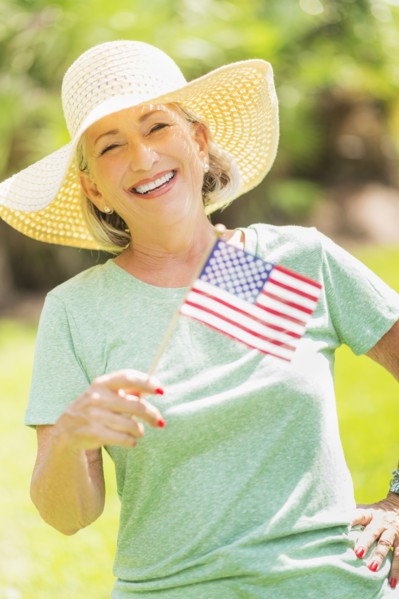 Portrait of woman holding american flag.
Photo : Daniel Grill