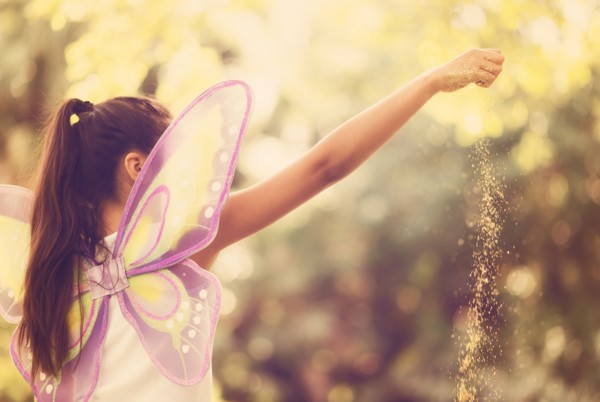 girl (8-9) spreading fairy dust.
Photo : Daniel Grill