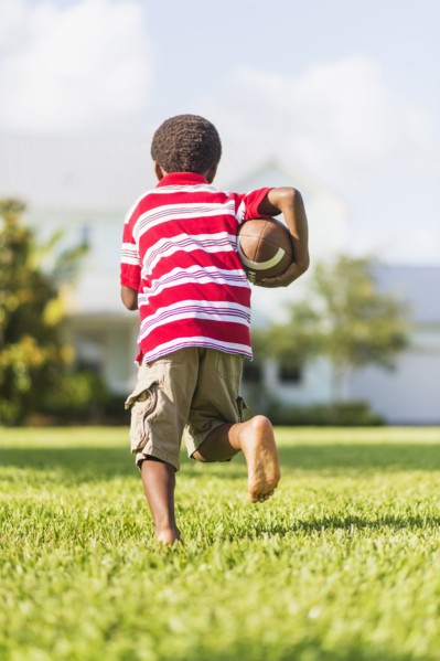 boy (6-7) playing football.
Photo : Daniel Grill