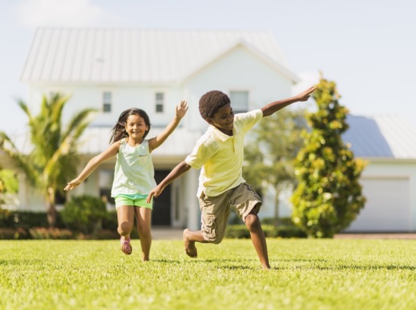 girl (8-9) and boy (6-7) playing on front yard.
Photo : Daniel Grill