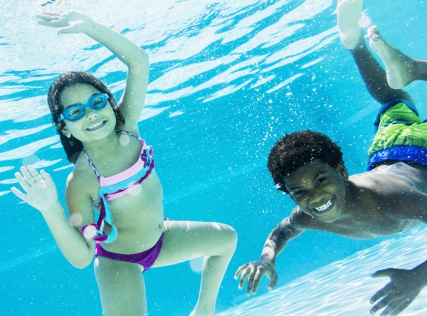 Girl and boy ( 6-7, 8-9) swimming.
Photo : Daniel Grill