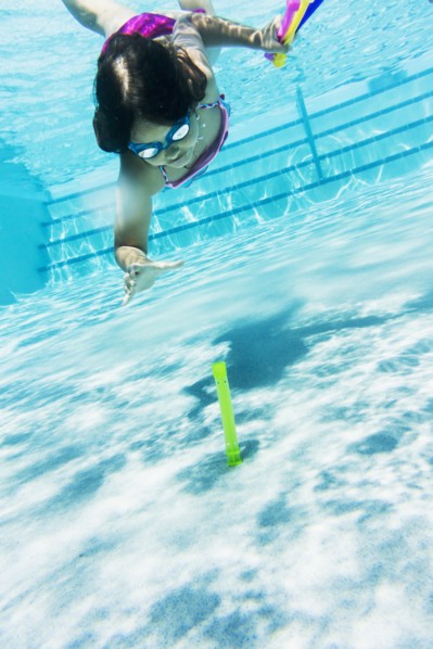 girl ( 8-9) swimming.
Photo : Daniel Grill