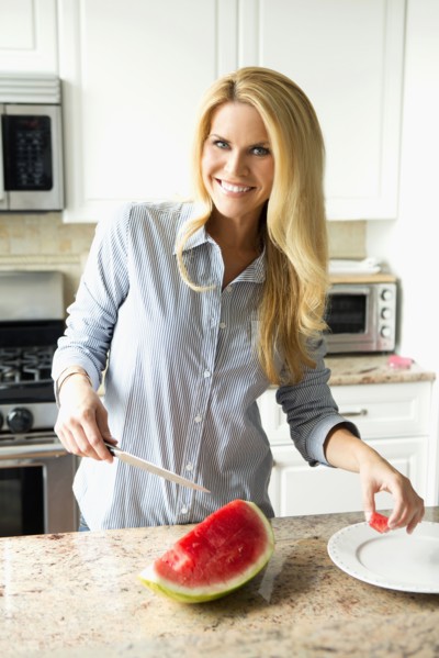 Blonde housewife cutting watermelon.
Photo : pauline st.denis