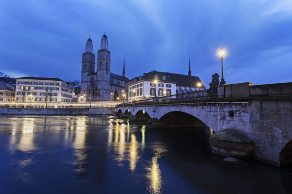 Grossmunster at night