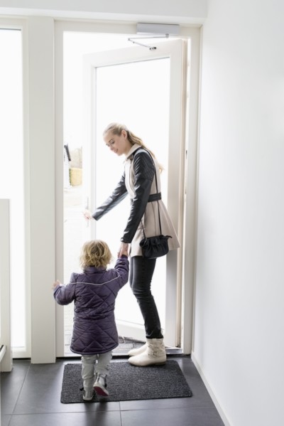 Young woman leaving house with sister (4-5)