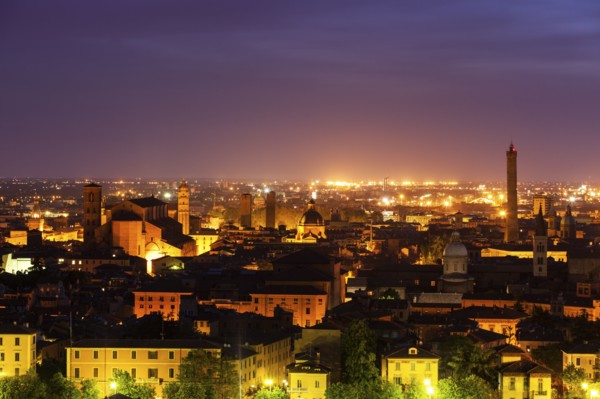 Asinelli Tower at night
