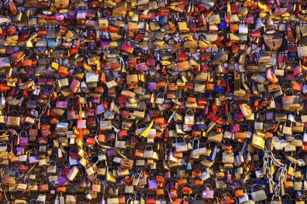 Germany, North Rhine-Westphalia, Cologne, Love padlocks on Hohenzollern Bridge