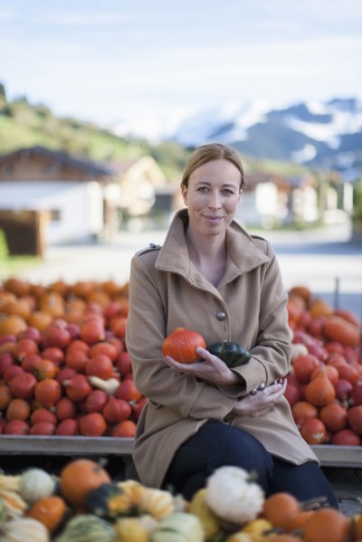 Austria, Salzburger Land, Maria Alm, Portrait of mature woman holding vegetables