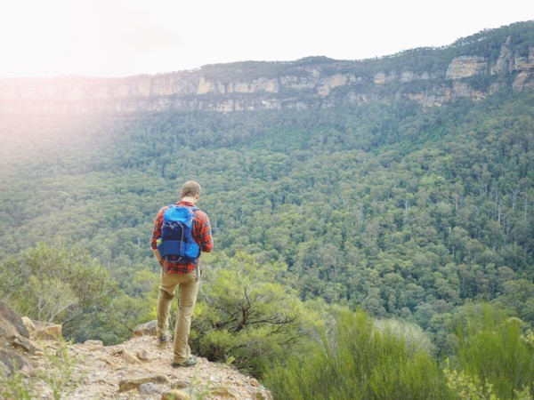 Australia, New South Wales, Katoomba, Rear view of mid adult man looking at Blue Mountains