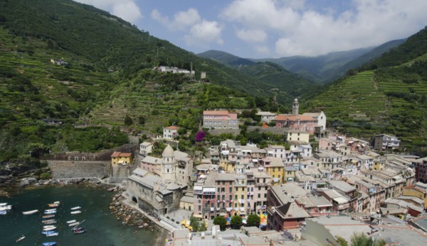 Italy, CinqueTerre, Vernazza, Landscape with town by sea