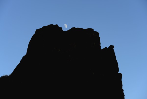 USA, Colorado, Moon over silhouette of rocks in Roxborough State Park