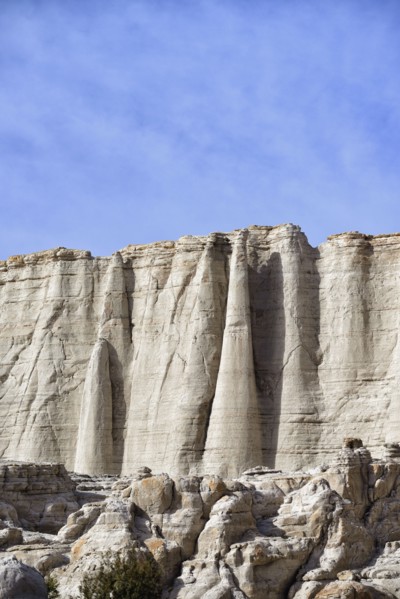 USA, New Mexico, Abiquiu, Arid landscape with limestone cliffs