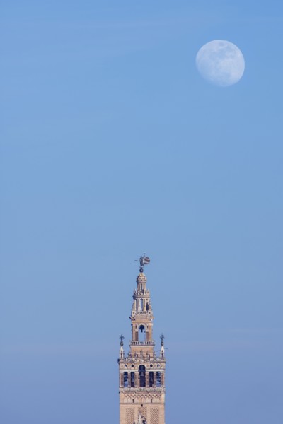 Spain, Seville, Moonrise over Giralda tower at dusk