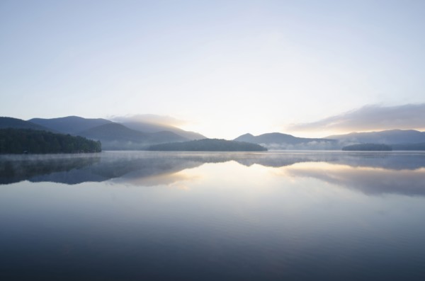 USA, New York, St. Armand, Sunrise over Lake Placid