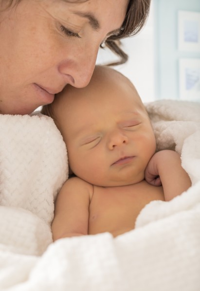 Mother embracing newborn son (0-1 month)