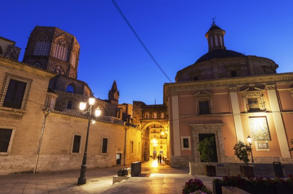 Spain, Valencia, Cathedral de Valencia and Basilica of our Lady of Forsaken at dusk