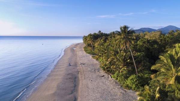 Australia, Queensland, Blue sky over coastline