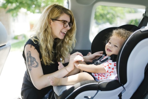 Mother and daughter (12-17 months) in car