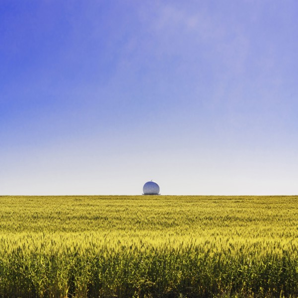 Ukraine, Dnepropetrovsk region, Dnepropetrovsk city, Radar in middle of field of wheat
