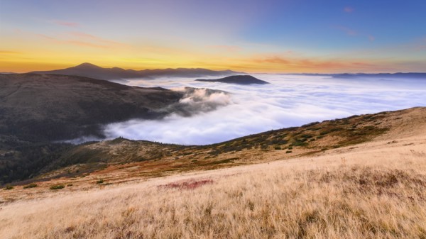 Ukraine, Zakarpattia region, Rakhiv district, Carpathians, Chornohora, Sheshul, Mist over mountains at dawn