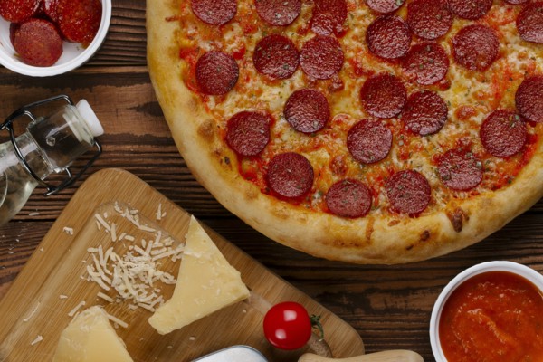 Pepperoni pizza with ingredients