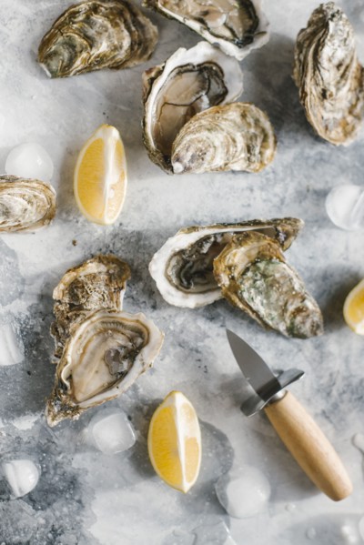 Raw oysters with lemon