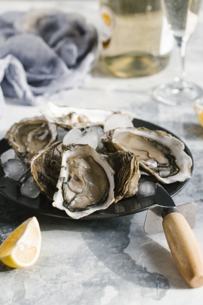 Plate of oysters with lemon