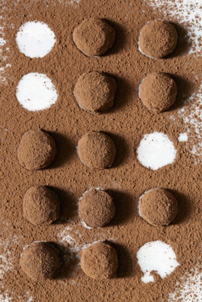 Chocolate truffles with cocoa powder