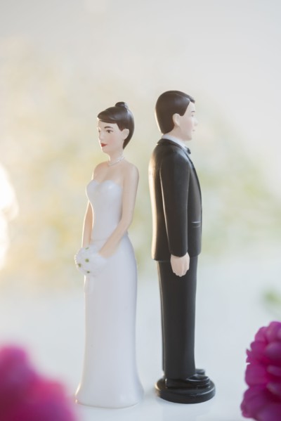 Bride and Groom cake toppers facing away from each other