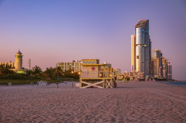 USA, Florida, Sunny Isles Beach, Lifeguard hut on beach