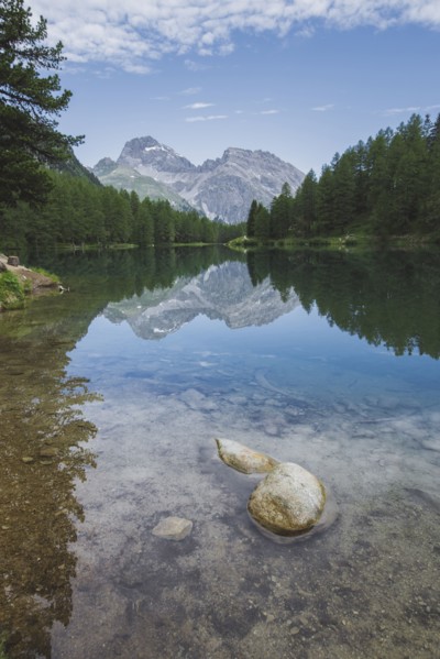 Switzerland, Bravuogn, Palpuognasee, Scenic view of Palpuognasee lake in Swiss Alps