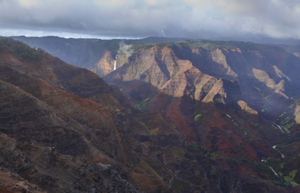 USA, Hawaii, Kauai, Na Pali, Aerial view of mountain range with waterfall
