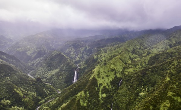 USA, Hawaii, Kauai, Na Pali, Waterfall in mountains